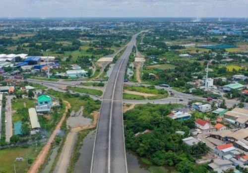 Aerial view showing road infrastructure, a key criteria when choosing a residential plot for investment near Ho Chi Minh City.